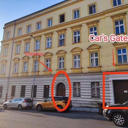 Spacious Flat & Parking Possibility, 3 Stops To Wenceslav Square Prague Extérieur photo