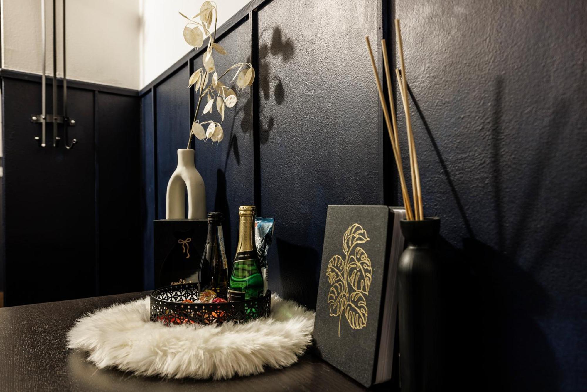 Spacious Flat & Parking Possibility, 3 Stops To Wenceslav Square Prague Extérieur photo
